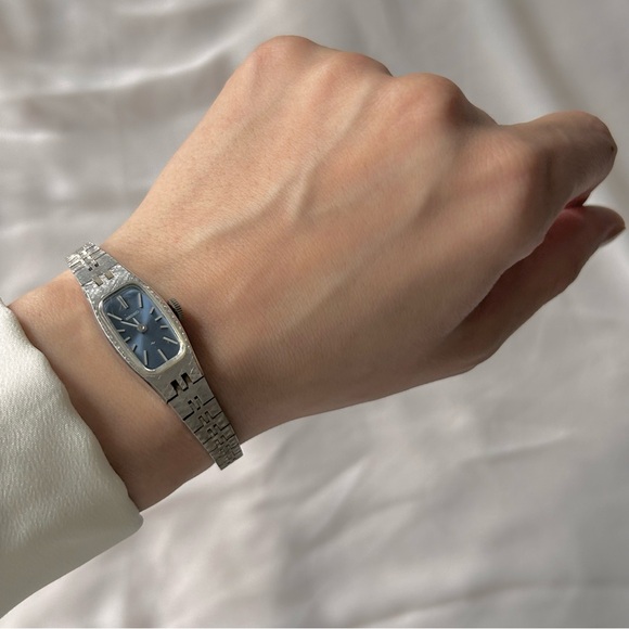 Seiko Vintage Women Watch with Blue Dial - Picture 2 of 6